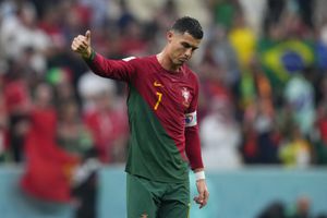 El portugués Cristiano Ronaldo da un pulgar hacia arriba después de la victoria por 6-1 durante el partido de fútbol de los octavos de final de la Copa Mundial entre Portugal y Suiza, en el Estadio Lusail en Lusail, Qatar.