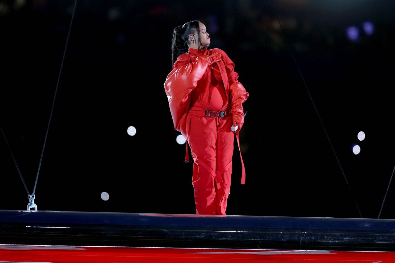Rihanna en el show del medio tiempo en el Super Bowl. Foto: AFP.