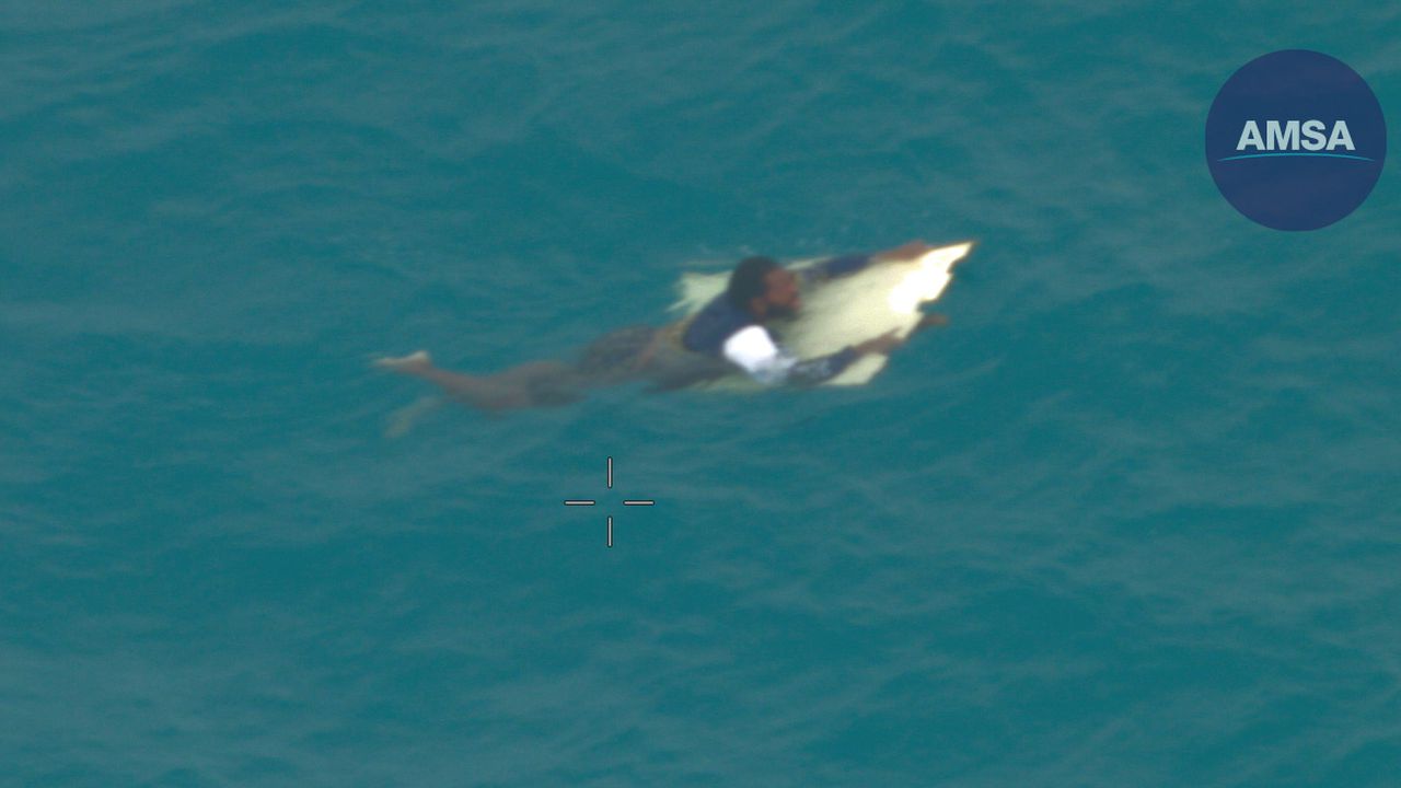 un australiano pasó cerca de 24 horas en aguas llenas de tiburones y sobrevivió