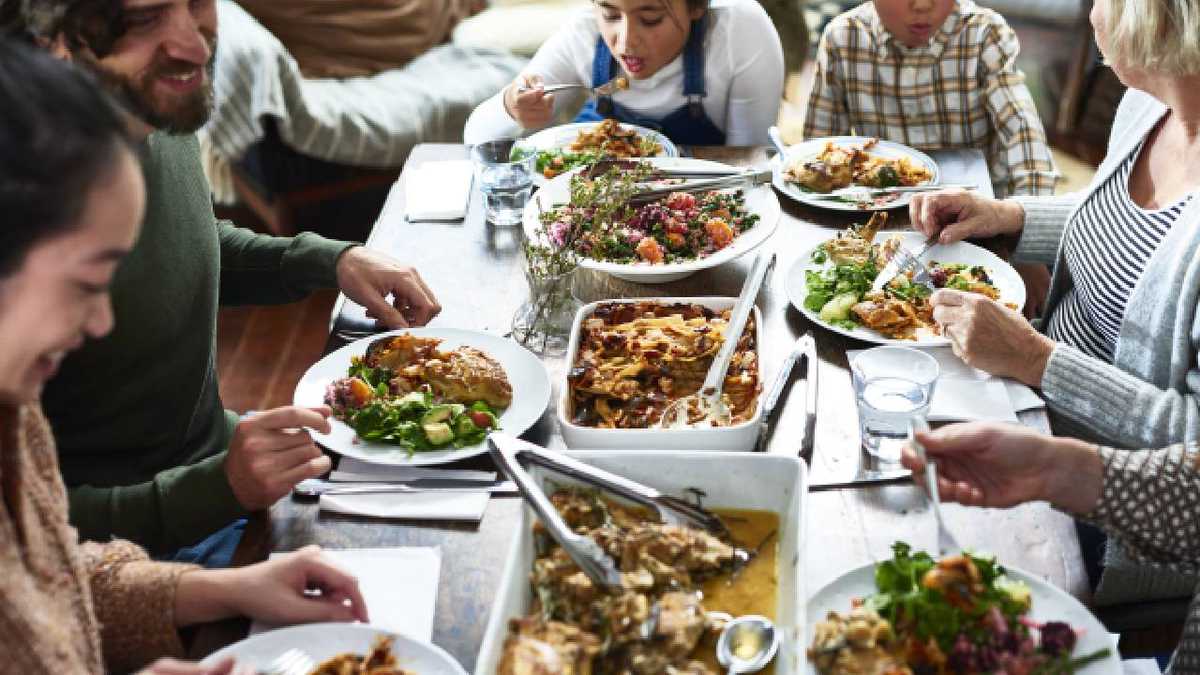 Uno de los consejos de los expertos es determinar si todos los integrantes de la familia pueden consumir los mismos alimentos. Foto: Getty images.