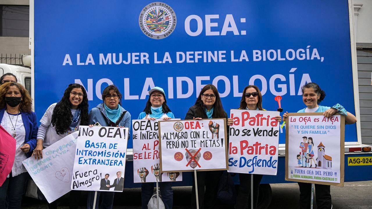 Los manifestantes conservadores en Perú calificaron de atea a la OEA. (Photo by ERNESTO BENAVIDES / AFP)