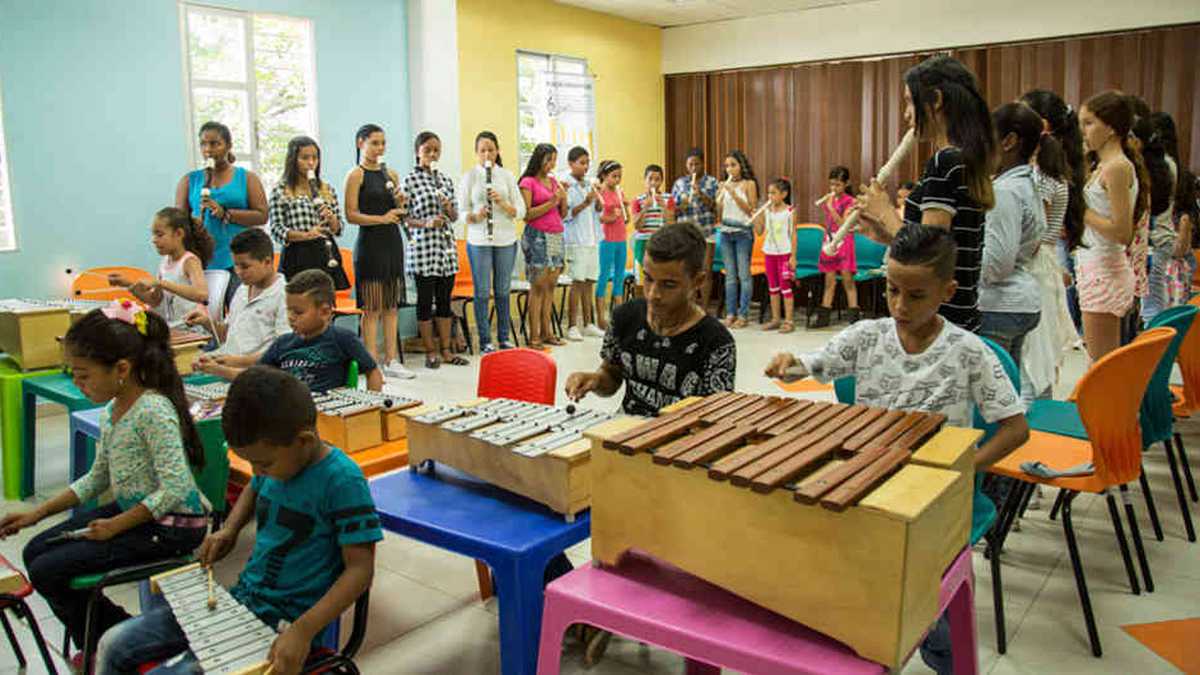 Esta intervención social forma niños y niñas entre 6 y 18 años en conocimientos de lectoescritura musical y otras destrezas. 