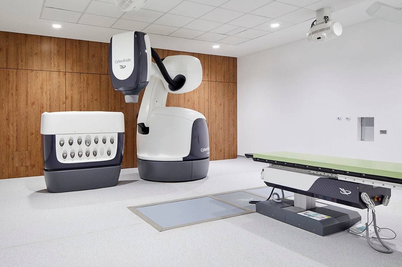 El hospital cuenta con equipos de alta tecnología como el sistema CyberKnife, una alternativa robótica no invasiva utilizada para radiocirugía en el tratamiento de los tumores.