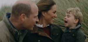 William y Kate con el príncipe Goerge, su hijo mayor en una playa de Norfolk.