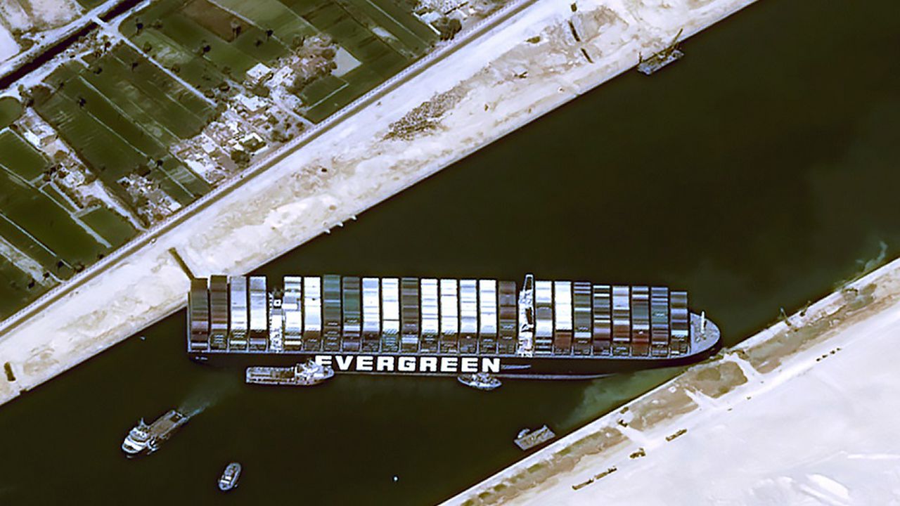 El bloqueo del canal de Suez por el ‘Ever Given’  provocó el miércoles un fuerte repunte de más del tres por ciento en los precios del barril.