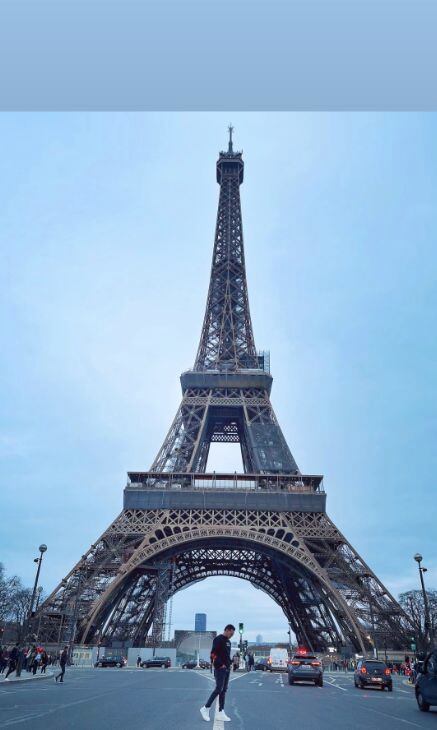 Yeison Jiménez visitando la Torre Eiffel