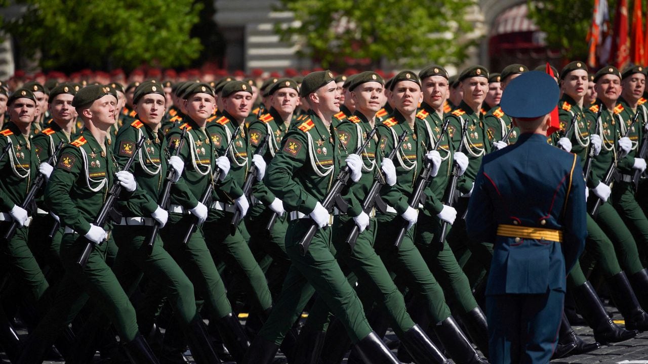 Miembros del servicio ruso participan en un desfile militar el Día de la Victoria, que marca el 78.º aniversario de la victoria sobre la Alemania nazi en la Segunda Guerra Mundial, en la Plaza Roja en el centro de Moscú, Rusia, el 9 de mayo de 2023.