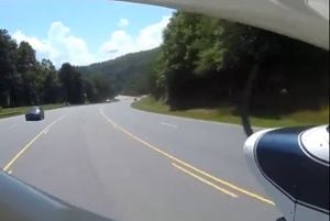 Avioneta aterrizó de emergencia en una carretera de EE. UU.