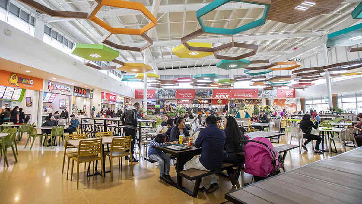 Las plazoletas de comida de los centros comerciales mantienen un constante flujo de visitantes