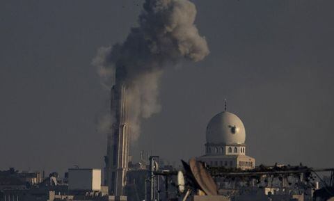 Una columna de humo se eleva sobre Jan Yunis, sur de la Franja de Gaza, tras ataques aéreos israelíes.