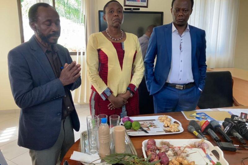 La ministra de Salud, Dorothy Gwajima (centro), dio una conferencia de prensa para demostrar cómo hacer un batido de verduras que, según dijo, sin proporcionar pruebas, protegería contra el coronavirus.