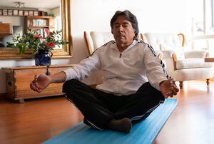 Sin embargo, nunca se es demasiado adulto para iniciarse en la práctica del yoga. Uribe asegura que “se puede comenzar a cualquier edad”, fundamentalmente porque es una increíble herramienta para la salud en general.