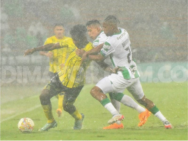 El partido entre 'verdolagas' y 'petroleros' se jugó en medio de un aguacero en Medellín. Foto: Dimayor.