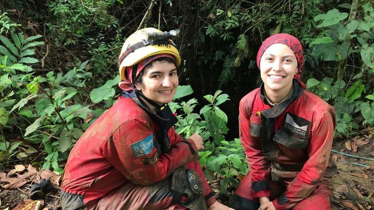 Veronica Ramírez (izquierda) es antropóloga y geóloga. Actualmente cursa sus estudios de posdoctorado en la Universidad de Sao Paulo, Brasil. Aquí está junto Melissa Martinez, colombiana que trabaja con espeleotemas de Venezuela.