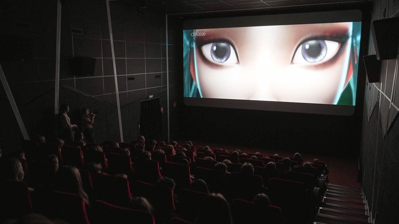 Esta captura de video muestra a personas viendo la caricatura china "Serpiente Blanca" en una sala de cine durante el Primer Festival Chino de Dibujos Animados de Vladivostok en Vladivostok, Rusia, el 12 de diciembre de 2022.