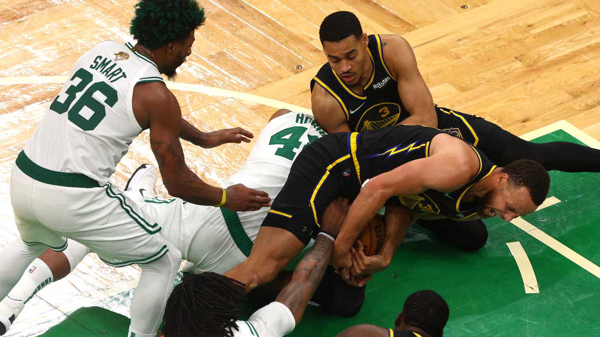 BOSTON, MASSACHUSETTS - JUNE 08: Stephen Curry #30 and Jordan Poole #3 of the Golden State Warriors compete for a loose ball against Al Horford #42 of the Boston Celtics in the fourth quarter during Game Three of the 2022 NBA Finals at TD Garden on June 08, 2022 in Boston, Massachusetts. The Boston Celtics won 116-100. NOTE TO USER: User expressly acknowledges and agrees that, by downloading and/or using this photograph, User is consenting to the terms and conditions of the Getty Images License Agreement.   Elsa/Getty Images/AFP (Photo by ELSA / GETTY IMAGES NORTH AMERICA / Getty Images via AFP)
