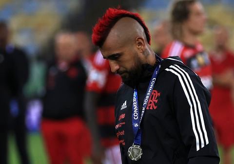 RIO DE JANEIRO, BRAZIL - FEBRUARY 28: Arturo Vidal of Flamengo shows his dejection after the second leg of the CONMEBOL Recopa Sudamericana 2023 between Flamengo and Independiente del Valle at Maracana Stadium on February 28, 2023 in Rio de Janeiro, Brazil. (Photo by Buda Mendes/Getty Images)