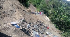 Deslizamiento de tierra sepultó un bus en Risaralda.