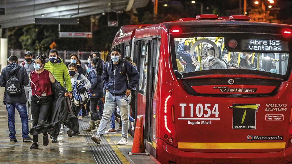 Las autoridades sanitarias de Bogotá pidieron a los ciudadanos mantener el uso del tapabocas en el transporte público.