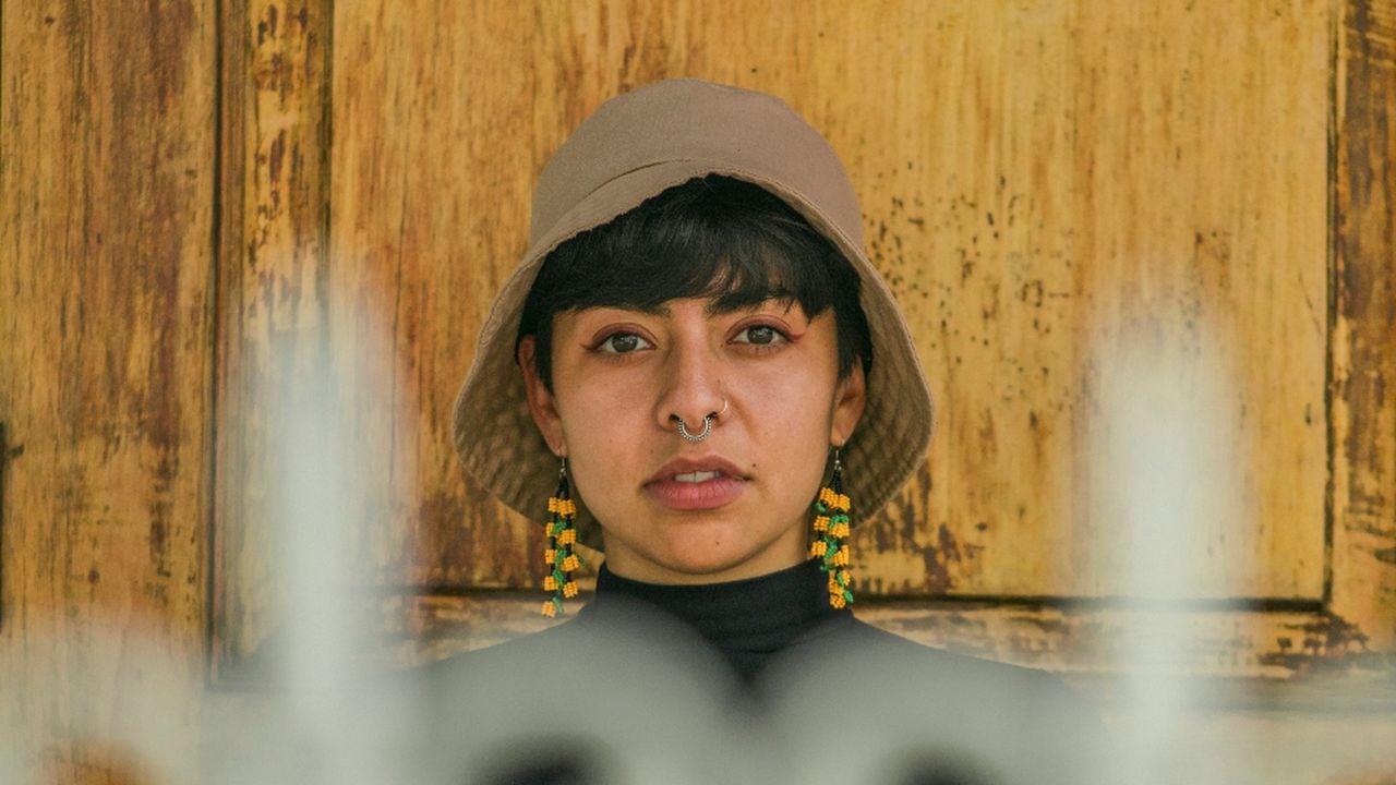 Isabel Ramirez Ocampo es 'La Muchacha', cantautora manizaleña que presentará su nuevo álbum 'Más Canciones Crudas' en el Teatro Mayor Julio Mario Santo Domingo.