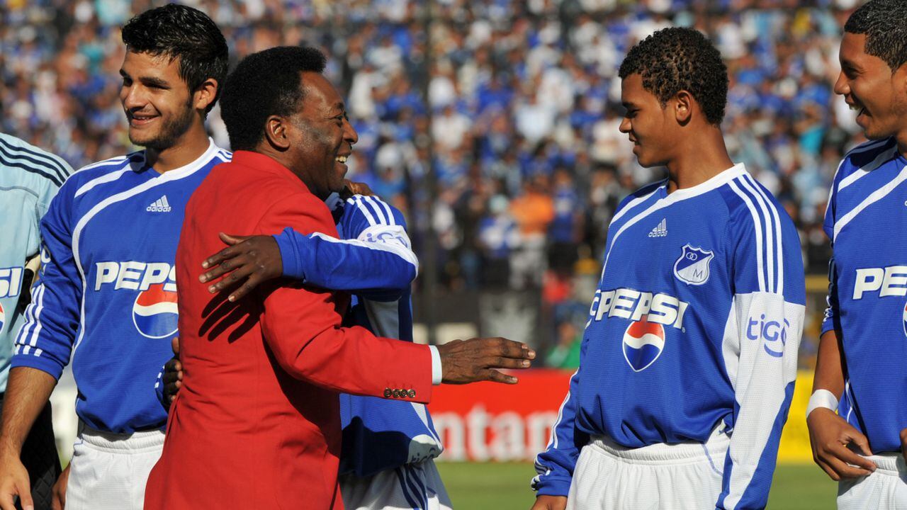 BOGOTA, COLOMBIA - JANUARY 17: Brazilian football legend Pele hugs a group of football players of Colombian Millonarios team during his visit to promote Libertadores Cup 2010 before the match betwen Milinarios v Independientes Santa Fe at El Campin Stadium on January 17, 2010 in Bogota, Colombia. (Photo by Getty Images/Gal Schweizer/LatinContent)
