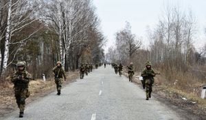 Soldados ucranianos patrullando sectores fronterizos de su país
