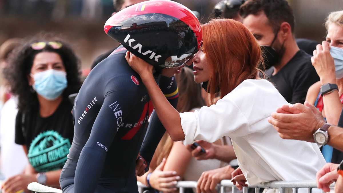 El colombiano Egan Bernal y su novia Maria Fernanda Gutiérrez al término d una etapa en la Vuelta a España