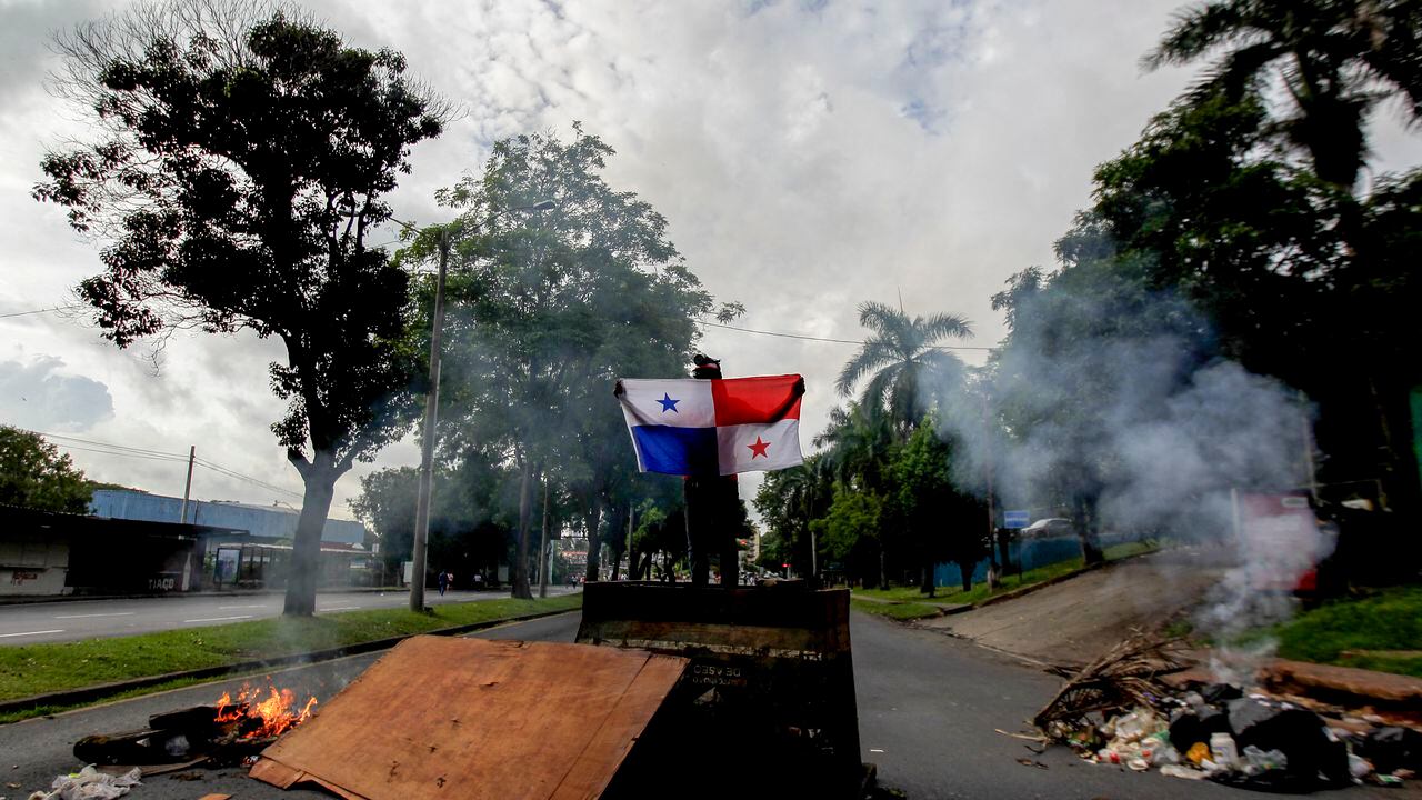 Las protestas en Panamá han obligado al gobierno a bajar el precio de los combustibles. (Photo by ROGELIO FIGUEROA / AFP)