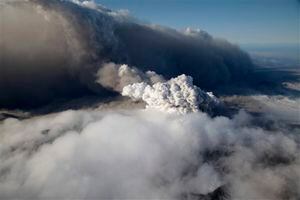 Los científicos dicen que debido a que este volcán se encuentra debajo de un casquete de hielo glacial, el magma se enfría rápidamente, causando explosiones y nubes de arena que pueden ser catastróficas para los motores de avión, dependiendo de los vientos dominantes. 