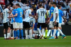 Lionel Messi tendido en el terreno de juego tras el fuerte golpe.