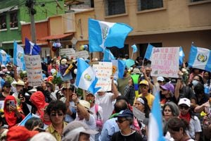 Los manifestantes participan en la 'Marcha de las Flores' contra la persecución política del partido Semilla del candidato presidencial guatemalteco Bernardo Arévalo, en la Ciudad de Guatemala, Guatemala, 23 de julio de 2023.