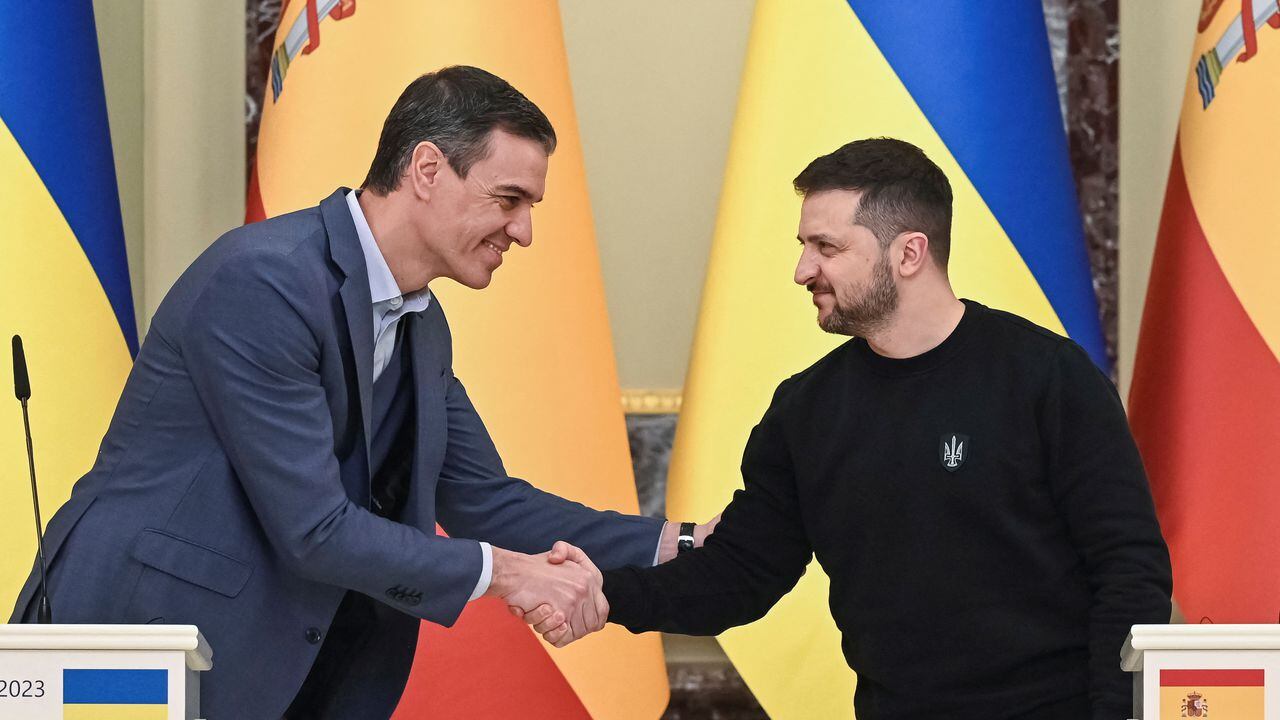 El presidente de Ucrania, Volodymyr Zelenskiy, y el primer ministro de España, Pedro Sánchez, se dan la mano después de una rueda de prensa conjunta, en medio del ataque de Rusia a Ucrania, en Kiev, Ucrania, el 23 de febrero de 2023.