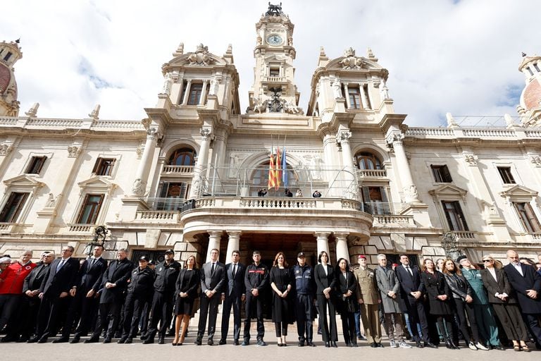 EDITORS NOTE: Graphic content / Valencia's Mayor Maria Jose Catala (C) flanked by Partido Popular (PP) opposition party's leader Alberto Nunez Feijoo (C,3L) and officials attend a minute of silence during a tribute two days after a huge fire that raged through a multistorey residential block killing ten people, in Valencia on February 24, 2024. Ten people have died in a vast fire that ripped through a 14-storey apartment block in Valencia in eastern Spain. (Photo by JOSE JORDAN / AFP)