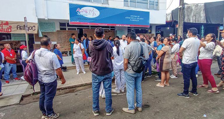   En municipios como Florencia, en Caquetá, los usuarios de Asmet Salud protestan por el mal servicio tras la intervención de la EPS.