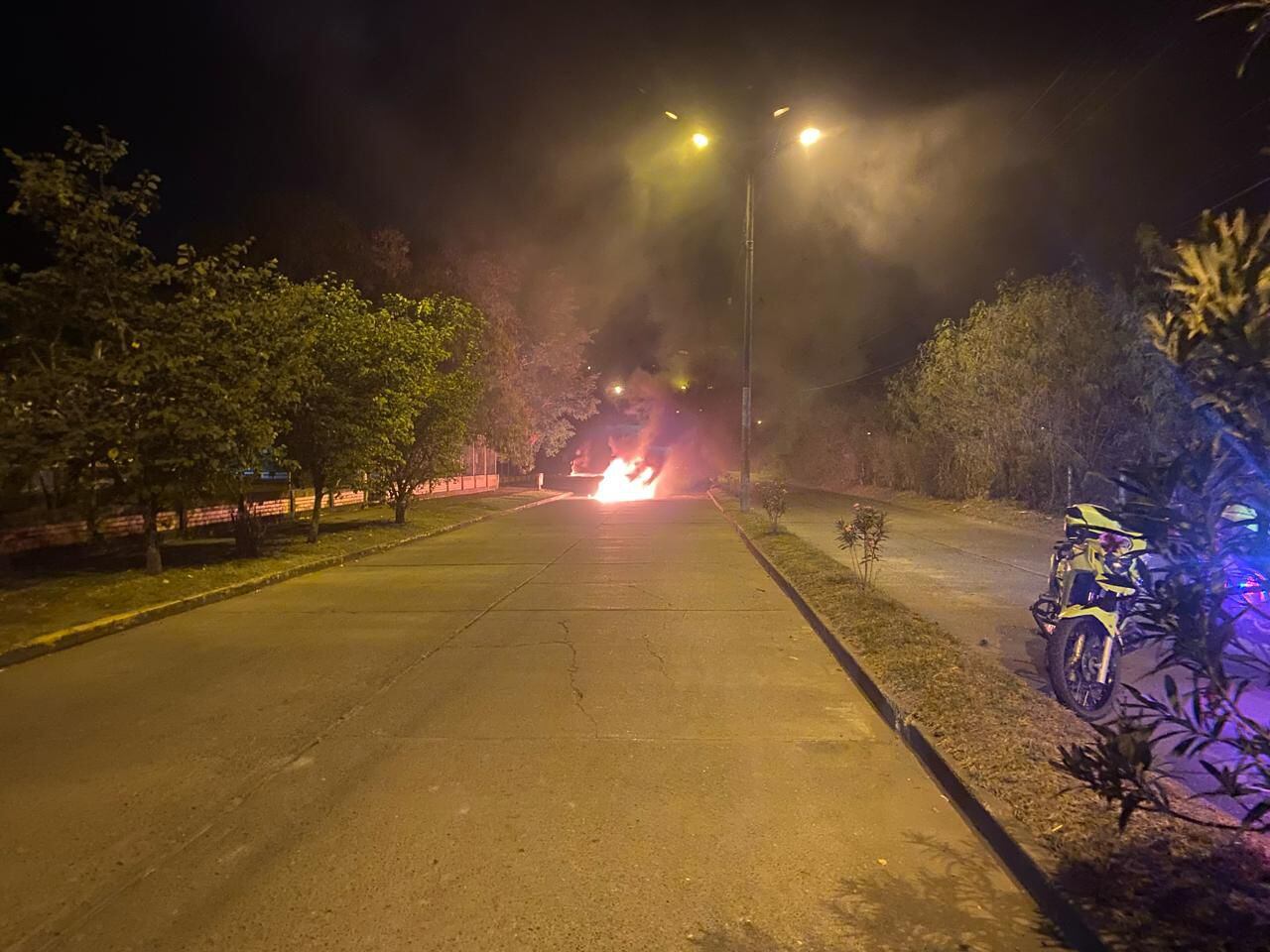 Unos de los vehículos incinerados en Tuluá