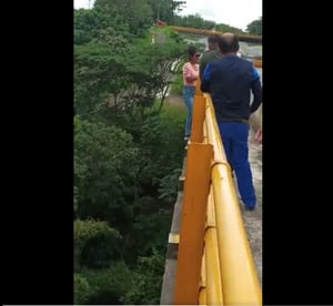 Mujer se lanza de un puente en Ibagué