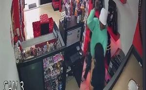 El hecho quedó registrado en un video grabado en una cámara de seguridad de un local comercial del barrio El Troncal, donde la mujer es dependiente. El hecho se produjo a las 11:30 a.m. el pasado viernes 15 de julio.
