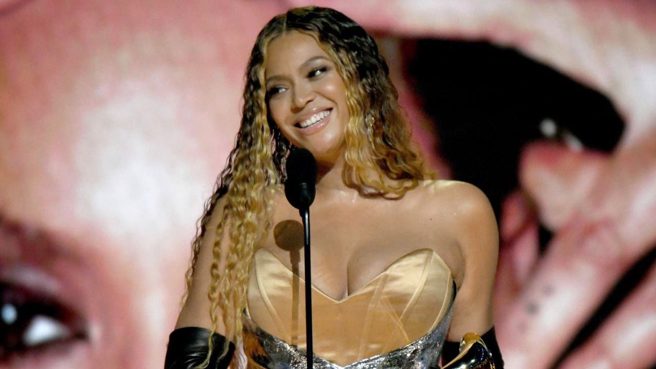Beyoncé que lució preciosa en un vestido plateado con guantes negros hasta los codos, agradeció a su familia, incluyendo a sus tres hijos y a su esposo Jay-Z.