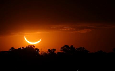La luna pasa frente al sol poniente durante un eclipse solar total en Buenos Aires, Argentina, el martes 2 de julio de 2019.