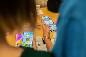 Los usuarios de Apple prueban el nuevo iPhone 14 en la tienda antes de comprarlo, en Barcelona, España, el 16 de septiembre de 2022. (Photo by Marc Asensio/NurPhoto via Getty Images)