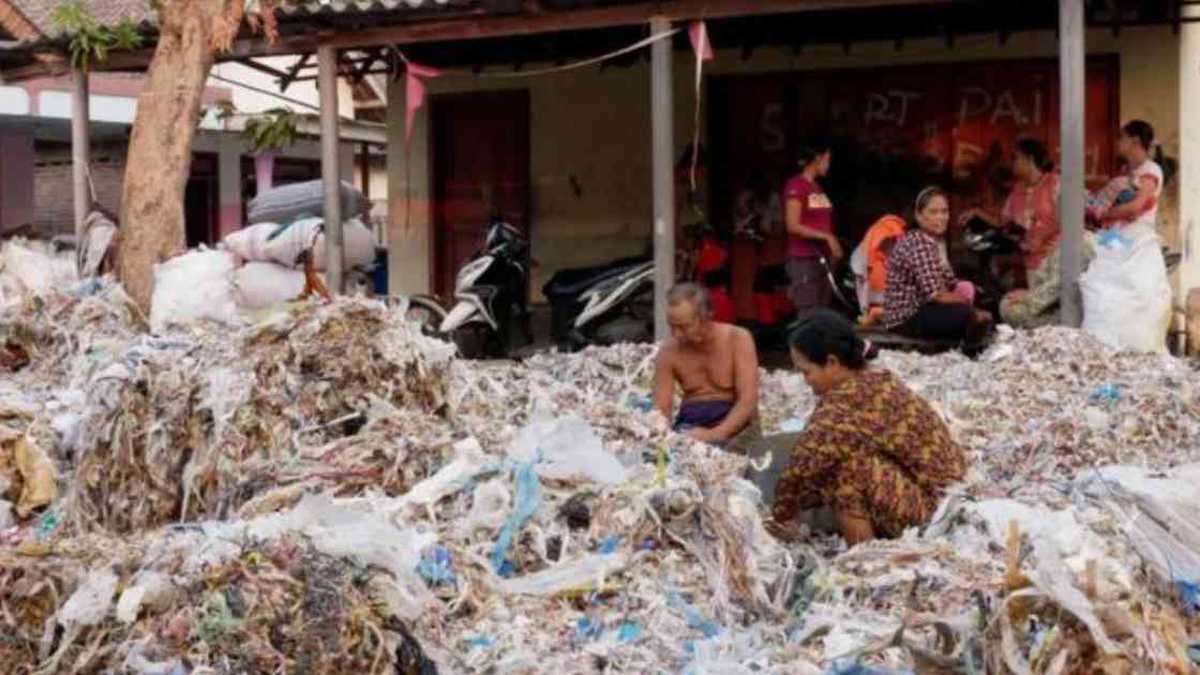 Algunos de los pobladores de Bangun se ganan la vida vendiendo materiales que rescatan de montañas de basura plástica. Foto: BBC. 