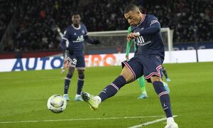 Kylian Mbappé, del París Saint-Germain, anota el tercer tanto de su equipo ante Saint-Etienne, el sábado 26 de febrero de 2022 (AP Foto/Michel Euler)