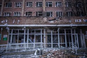 Un visión del Hospital N° 3 deteriorado luego de ser atacado por el Ejército ucraniano en el Raión de Kalinin, en Donetsk, Ucrania. La fortaleza de los separatistas en Donetsk fue sacudida por un fuerte fuego de artillería el pasado domingo, se trató de una batalla por el control del aeropuerto de la ciudad. Un millón de personas que vivían en estas calles perdieron su hogar en el ataque. (AP)