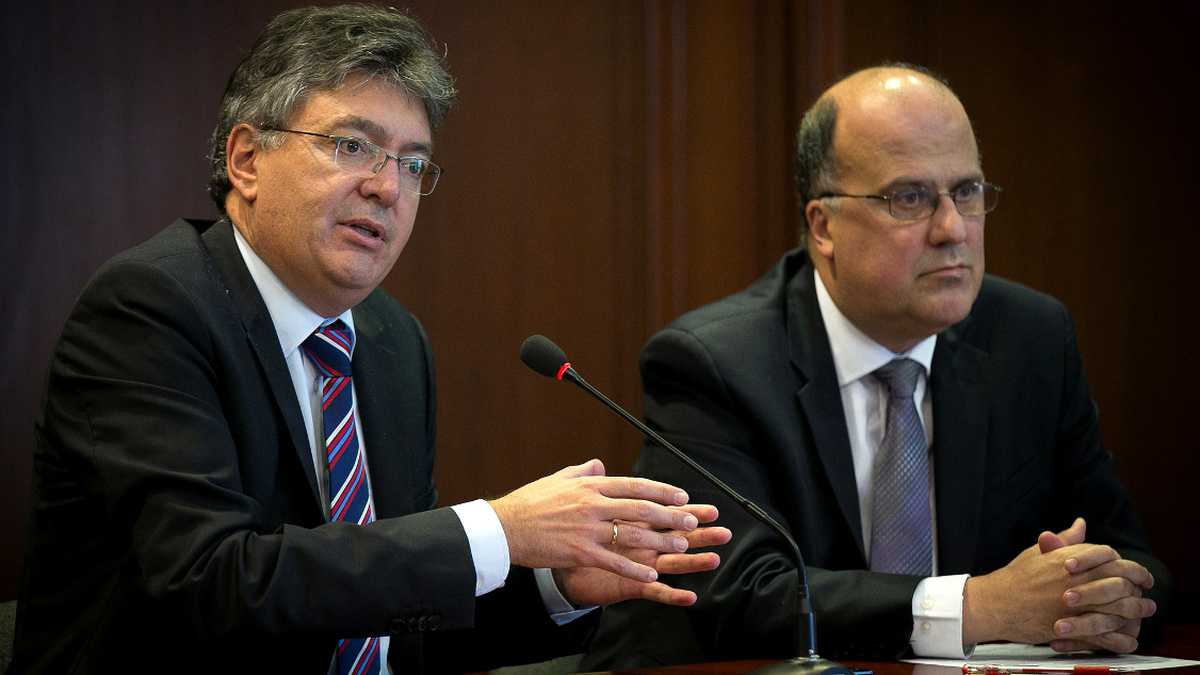 Mauricio Cárdenas, Ministro de Hacienda y Crédito Público, con José Darío Uribe, general del Banco de la República.