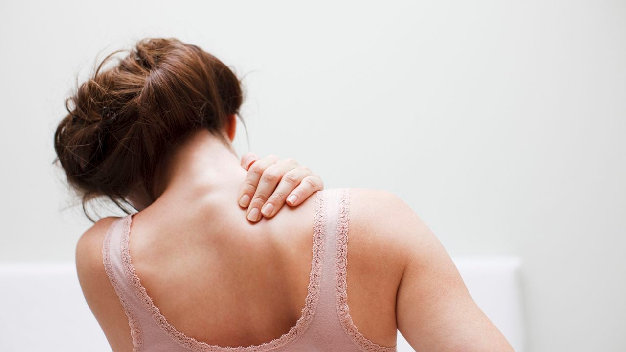 El dolor en el hombro puede ser un síntoma de esta enfermedad.