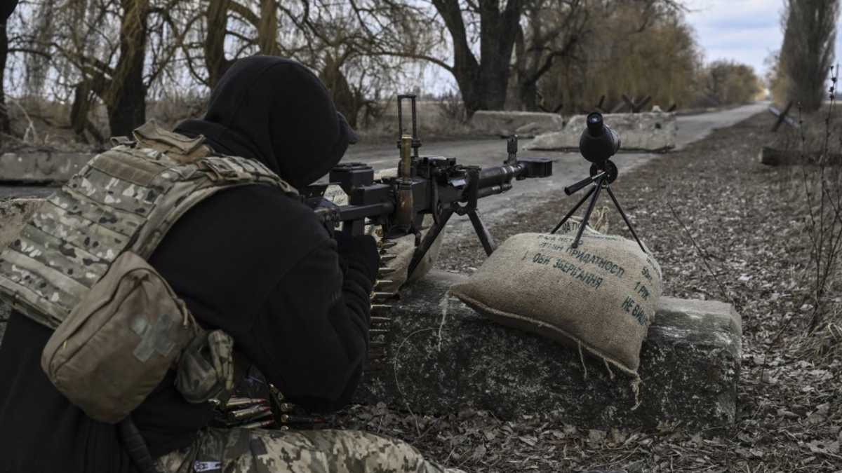 A pesar de las negociaciones, el ejército ruso seguirá con la ofensiva sobre Ucrania. En la foto, un soldado ucraniano está en una trinchera a la espera de ataques.
