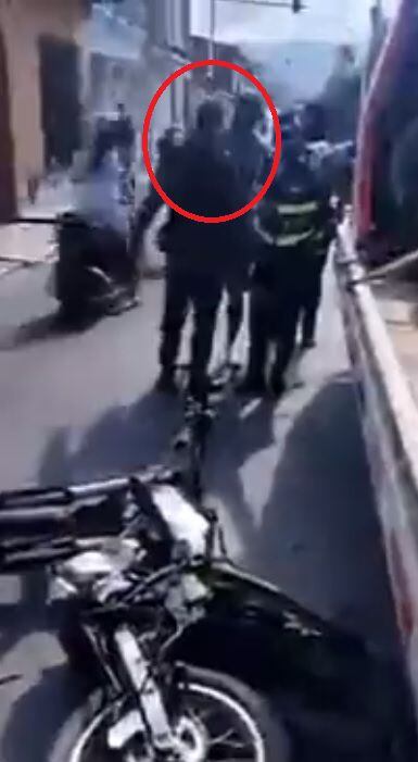 Hombre intentó destruir su moto en Tuluá, Valle, en medio de un procedimiento de tránsito.
