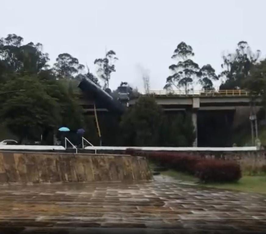 Impactante: caída de tractomula en el Puente de Boyacá quedó registrada en video vía bogotá a boyacá