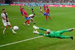 Keylor Navas de Costa Rica en acción, grupo E - Costa Rica contra Alemania - Estadio Al Bayt, Al Khor, Qatar - 1 de diciembre de 2022