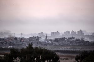 Se eleva humo en Gaza, que se ve desde la ciudad de Sderot mientras continúan los ataques aéreos israelíes en Sderot, Israel, el 29 de octubre de 2023. (Foto de Mostafa Alkharouf/Anadolu vía Getty Images)